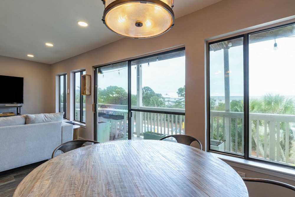 2 Condos, Steps to the Beach Pool+hot Tub, Balcony Lounge Triton & Sea Haven