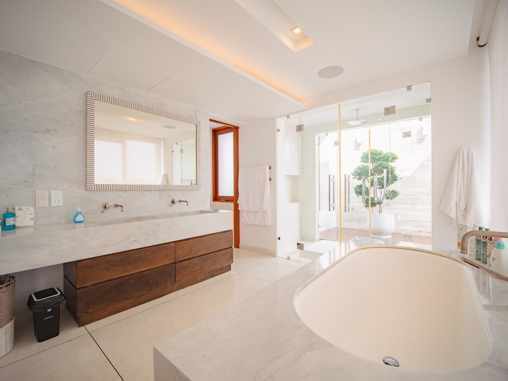 Luxurious 5bedroom White Estate Villa Private Lake
