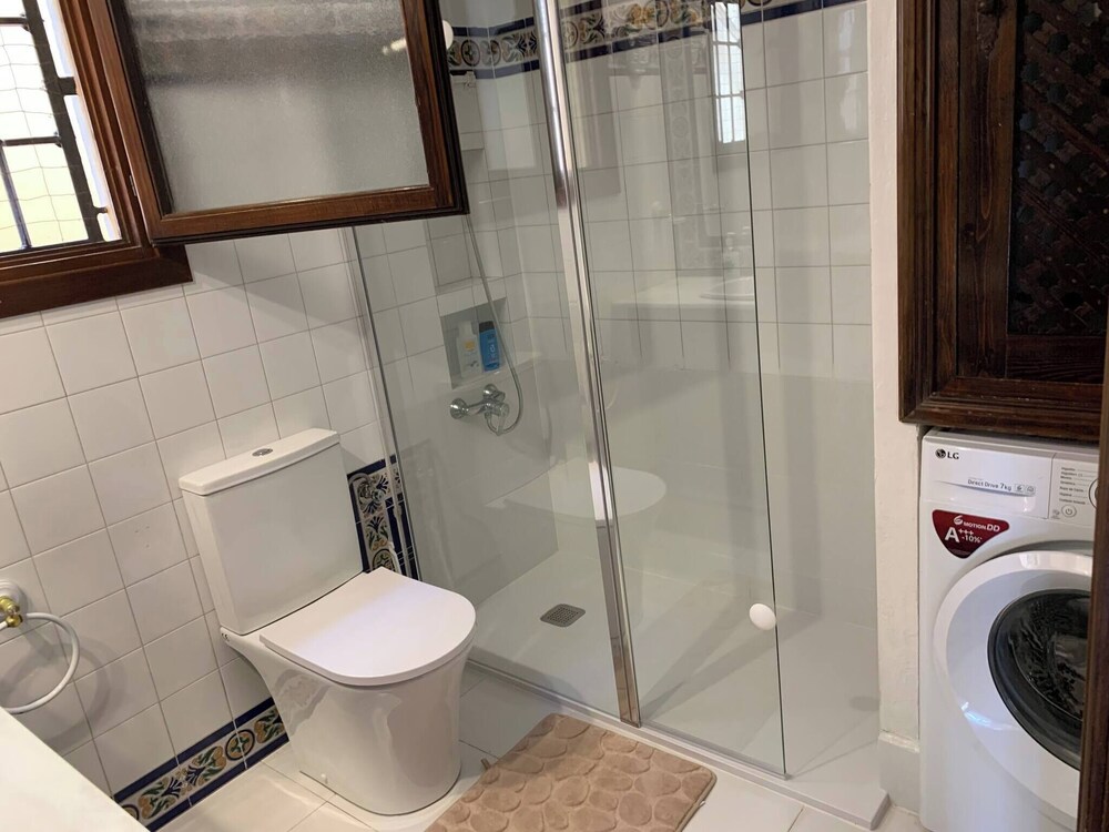 Comfortable Spacious Family House, Large Terrace and Garden, Beach and Bars