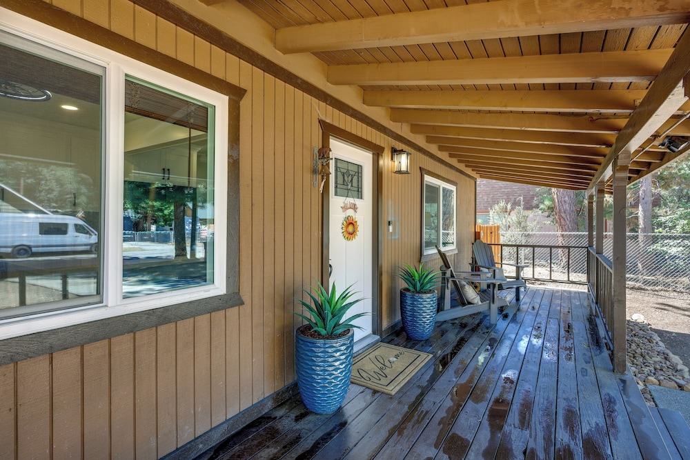 Near Slopes & Shores: Pet-friendly Sugarloaf Gem