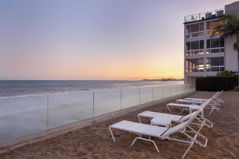 Oceanfront Gem w/ Balcony, Pool, Hot Tub & Carbon Beach Access Bluewater Haven by Avantstay