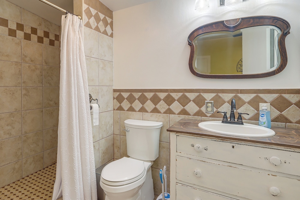 Walk to Main Street: Charming Roswell Home!