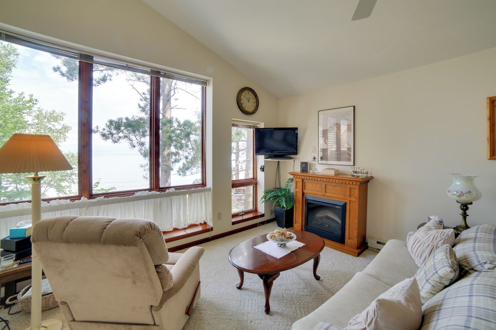 Private Beach! Year-round Lake Superior Retreat