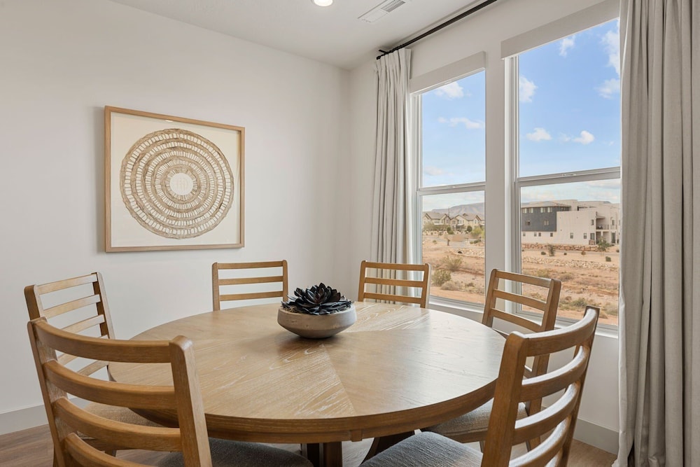 Adventure Central At Desert Color 6 Bedroom Townhouse