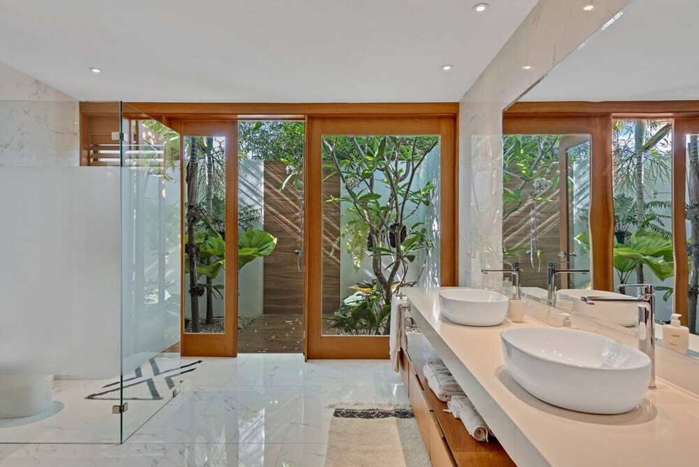 Modern Oasis Stunning Views of Golf Course River