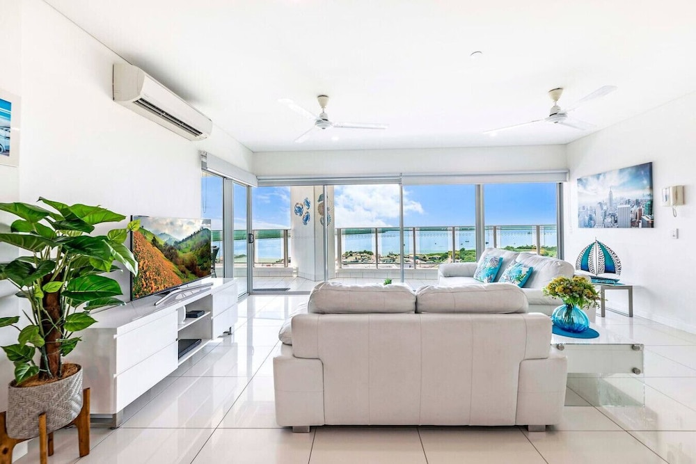 Zen Sapphire Shore Balcony - Pool - Work Desk