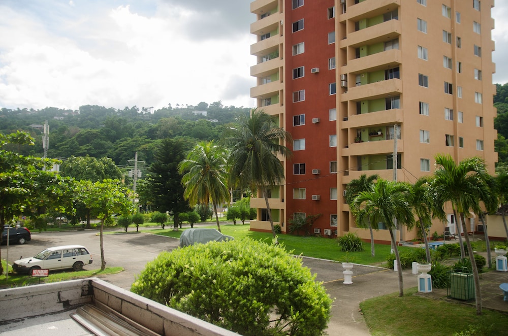 Hotel Beach Club 1 Bedroom Apartment - Image 1