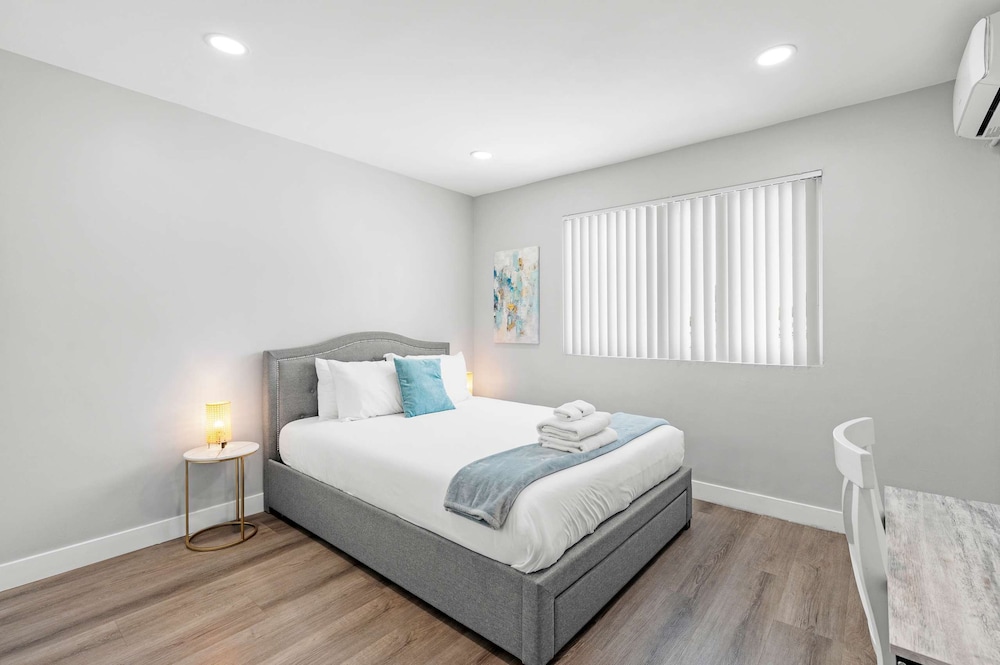 Chic Modern Stay w Patio Near LA Best Sights6