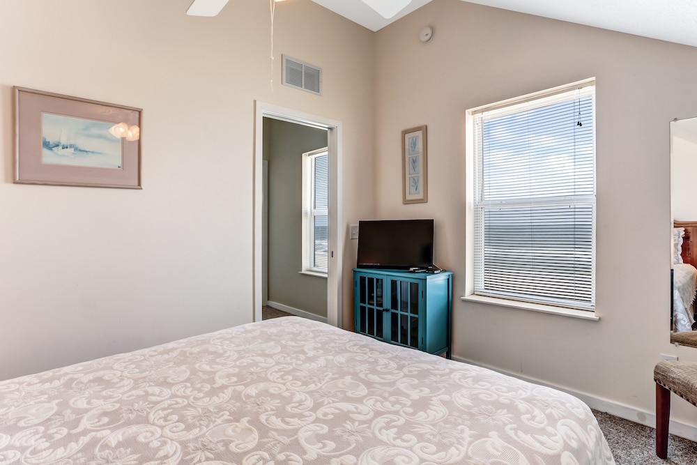 812 S. Fletcher - 3 Br Cottage