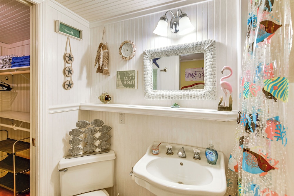 < 1 Mi to Boat Ramp: Canal-front Retreat in Astor!