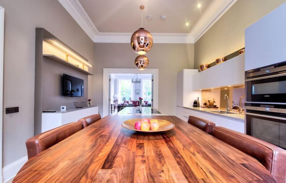 JOIVY Ultra Luxe 3BR home near Princes St view 2