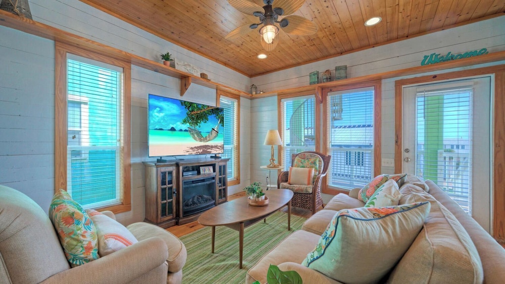 Walk to the Beach Ocean Views, Balcony Dining & Open Living Beachview 54 by Avantstay