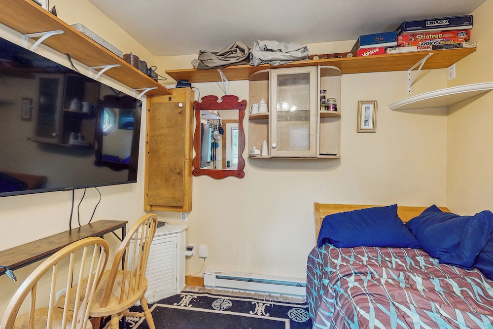 1 BR Tiny House, Window AC, Bbq, Fire Pit, W & D