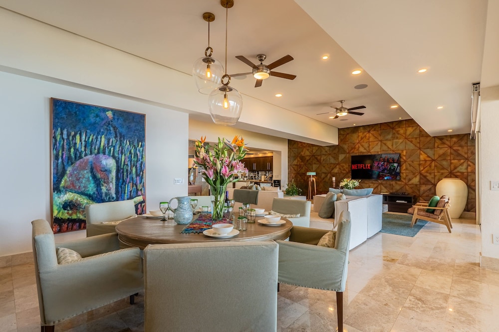 Ocean Front Amazing Views and Location Sleeps 8