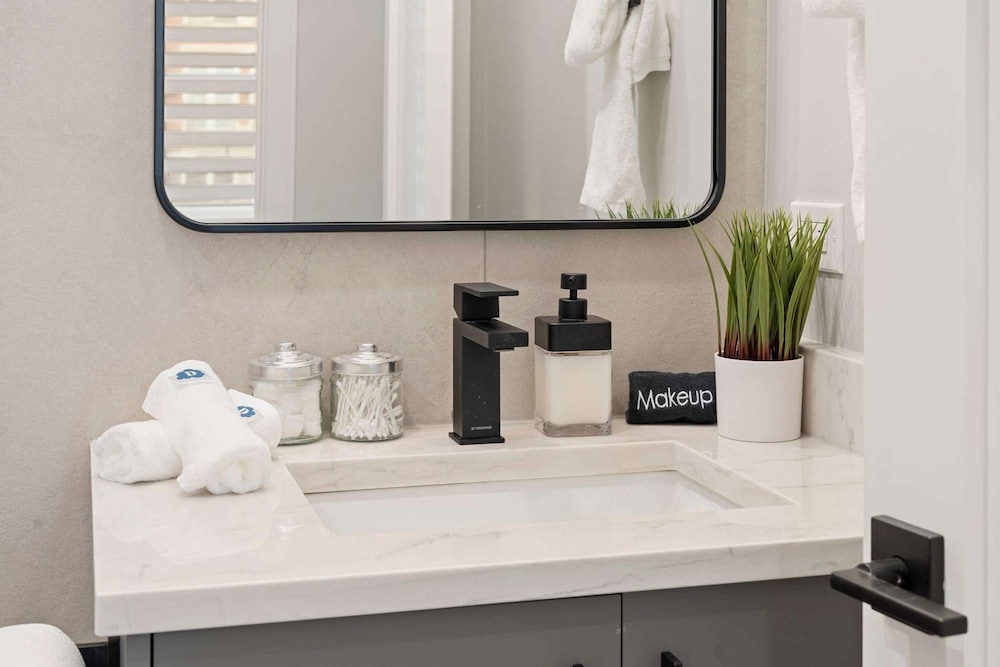 Spacious Bright Modern New Unit in Tri Taylor