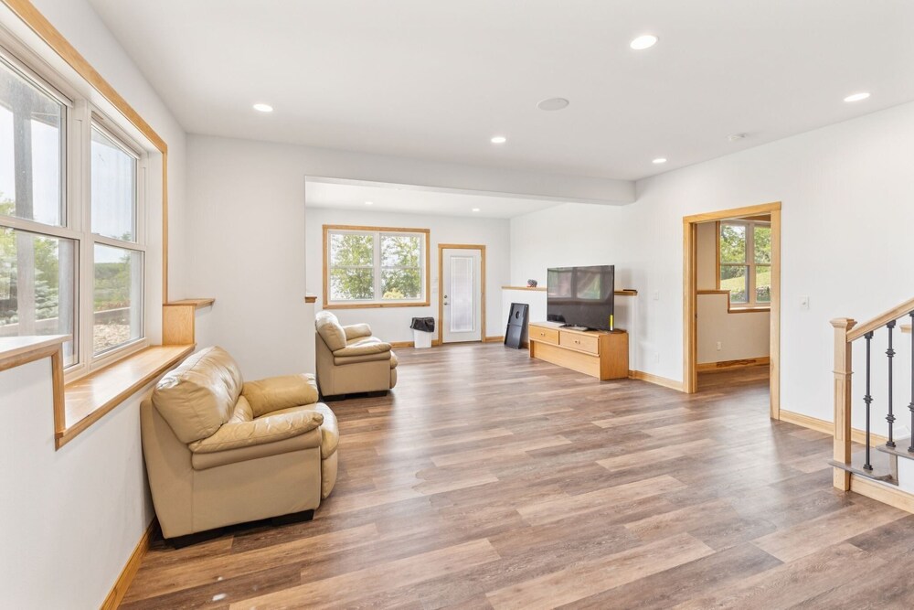 Lakeside 4br Retreat Private, Peaceful & Scenic 4 Bedroom Villa