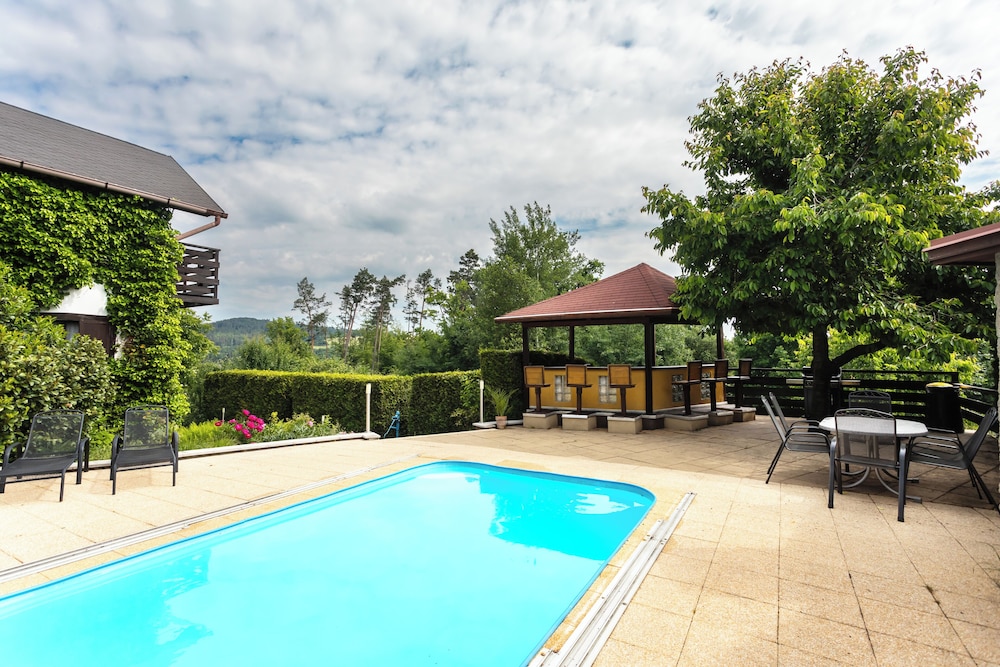 Cottage with pool playground and privacy