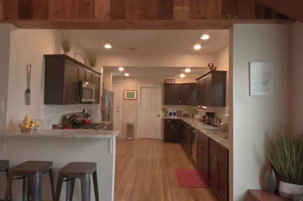 The Highland House 5BR Huge Patio 2 Miles to DT - Image 2