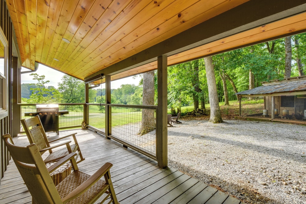 6 Mi to Helen: Romantic Georgia Cottage Hideaway!