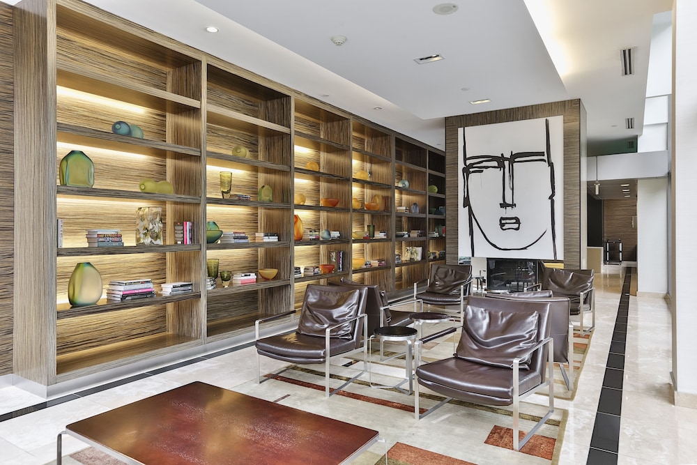 Bright Sub-Penthouse on Bay St - Image 2