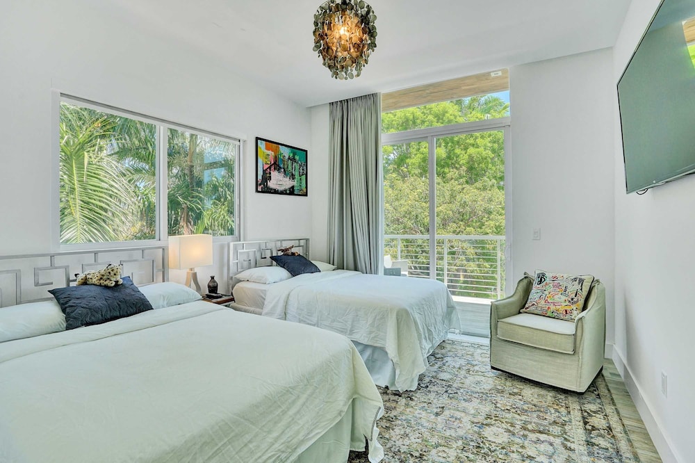 Miami Stunning Waterfront Villa Escape