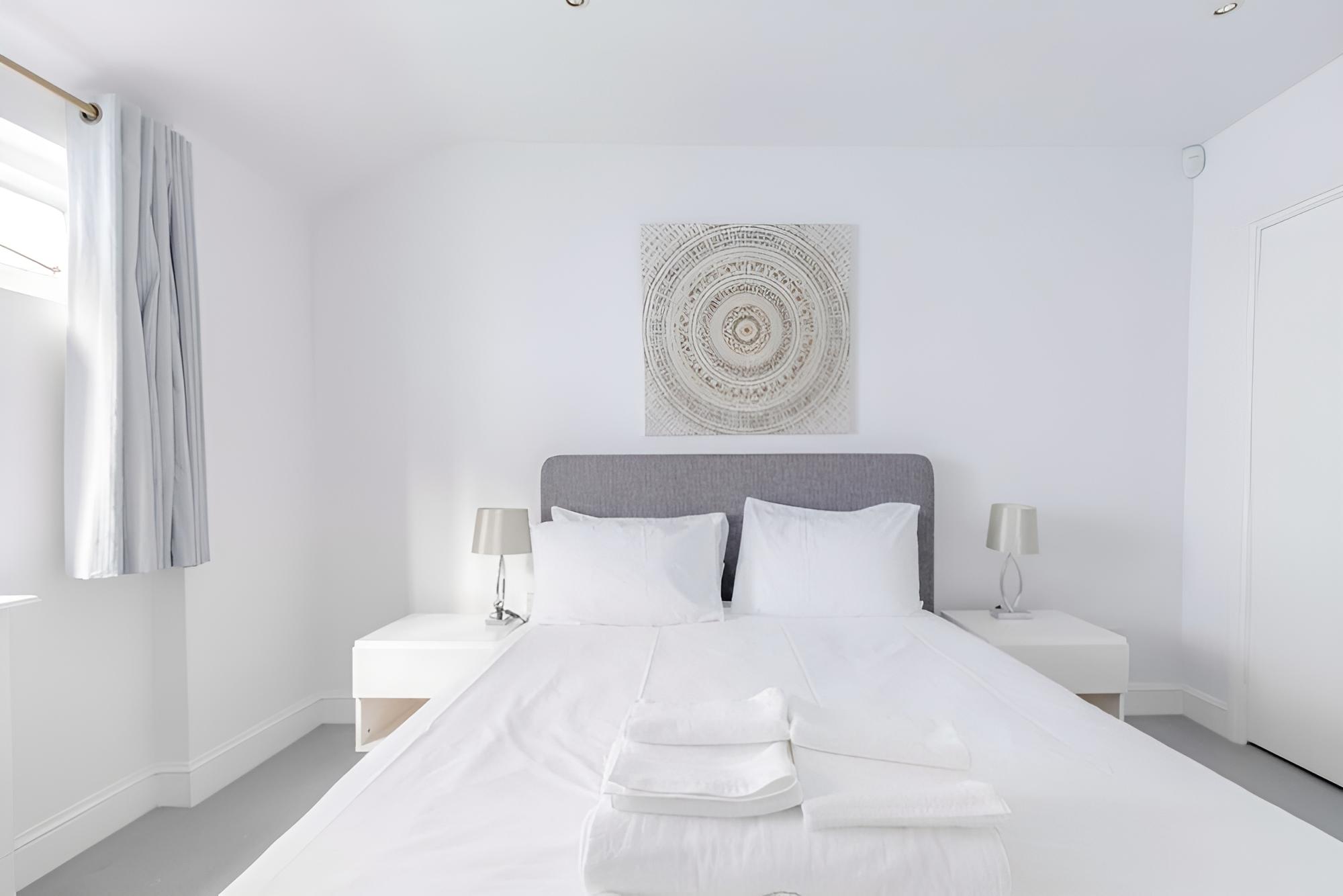 Central & Stylish 2BD Home Near Kensington Gardens