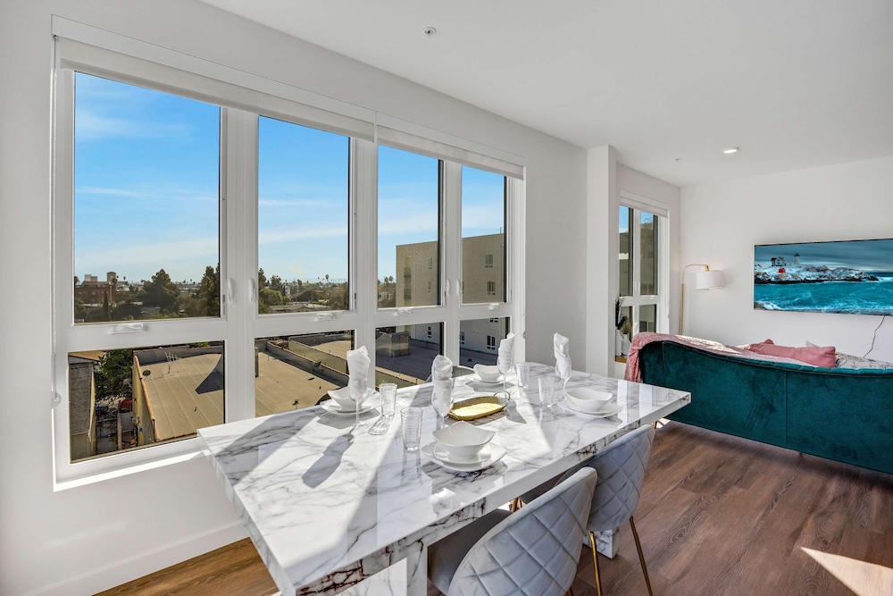 Luxury 2BR Hollywood Pool View by Oneluxstay