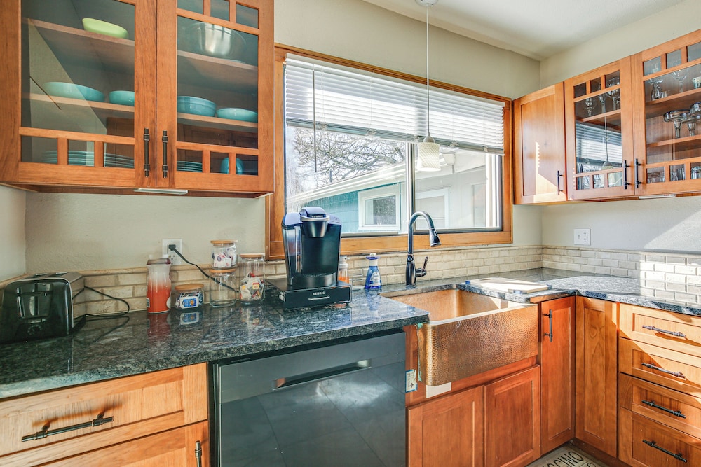 < 1 Mi to University of Oregon: Eugene Home
