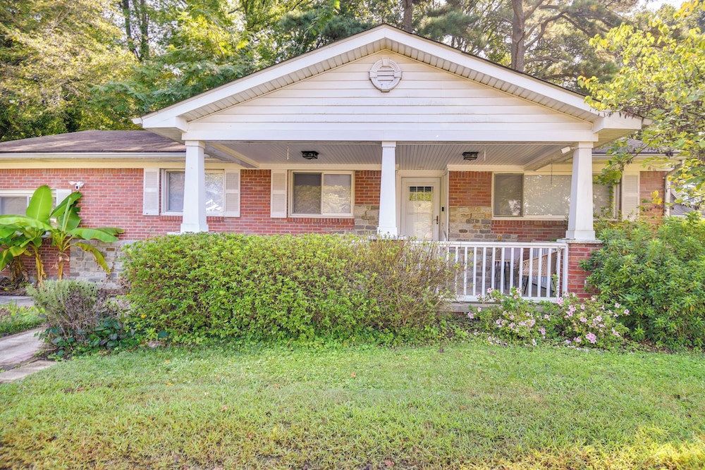 Pet-friendly Norfolk Retreat ~ 7 Mi to Beach!