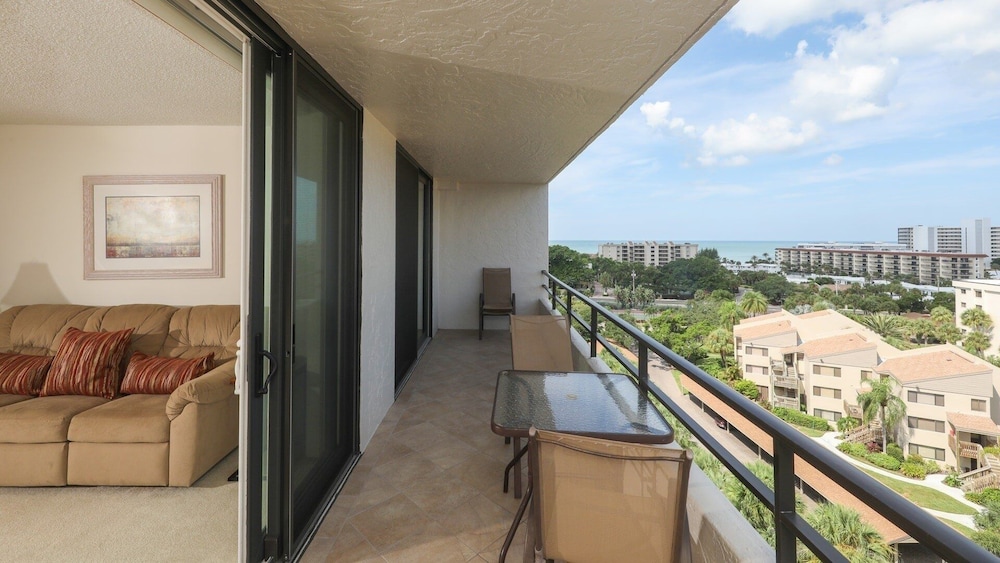 Anchorage Resort 9th Floor 2-Bedroom Condo with Balcony- Gulf Views! Pool, Beach 2 Condo