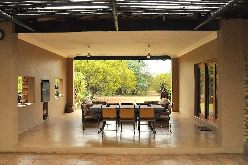 Ukutula Lodge & Game Reserve