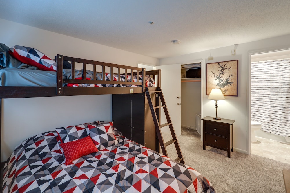 Walk to Ski Resort: Sugar Mountain Haven w/ Views!