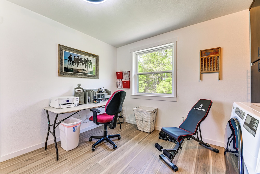 5 Mi to Lake Texoma: Wooded Retreat on 3 Acres!
