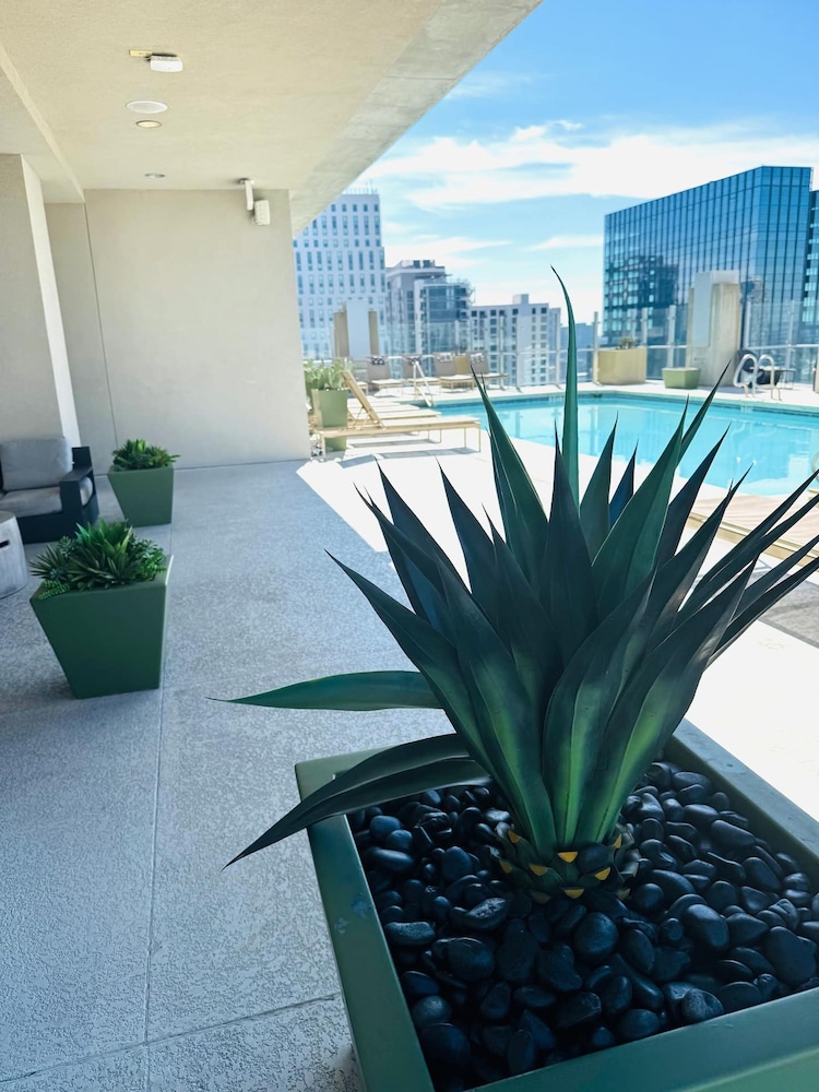 Highrise Balcony Rooftop Pool Gym Free Parking