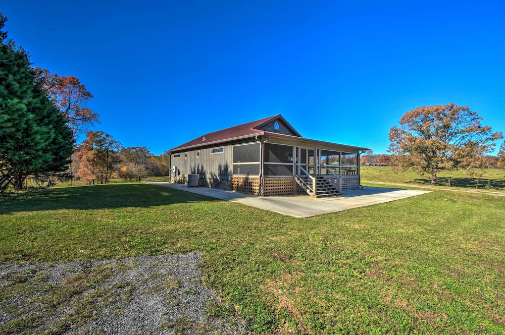 Clarkesville Ranch Cabin w/ Screened-in Porch!