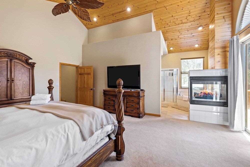 Sleeps 27 2 Homes Near the Lake, Hot Tub + Views Castle Glen Estates