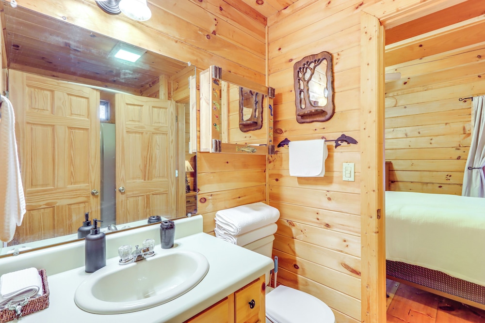 Private Hot Tub: Secluded Ellijay Cabin on River