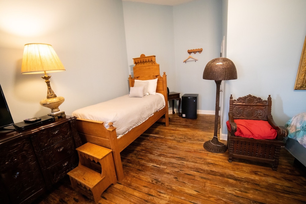 Oak Tree Hotel