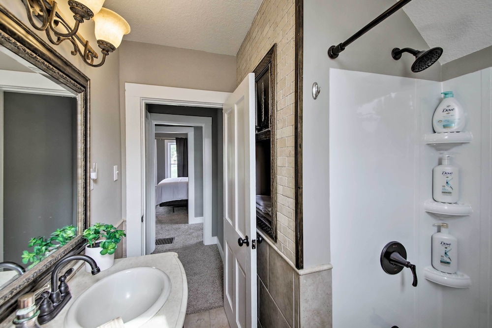 Lakeside Garden Home - 1 Mile to Main Street!