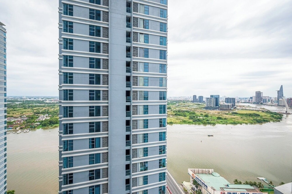 Luxury Sunwah Apartment near Landmark 81 - City View