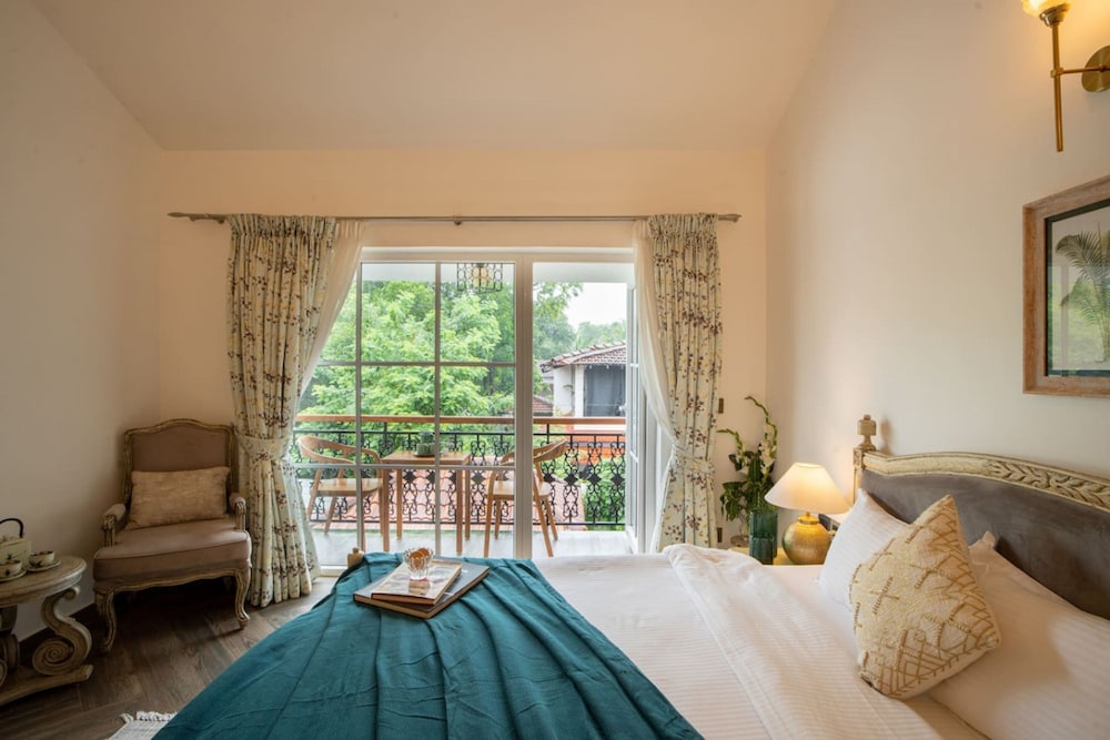 Villa Bauhinia - 5bhk With Pool 10 Mins to Beach