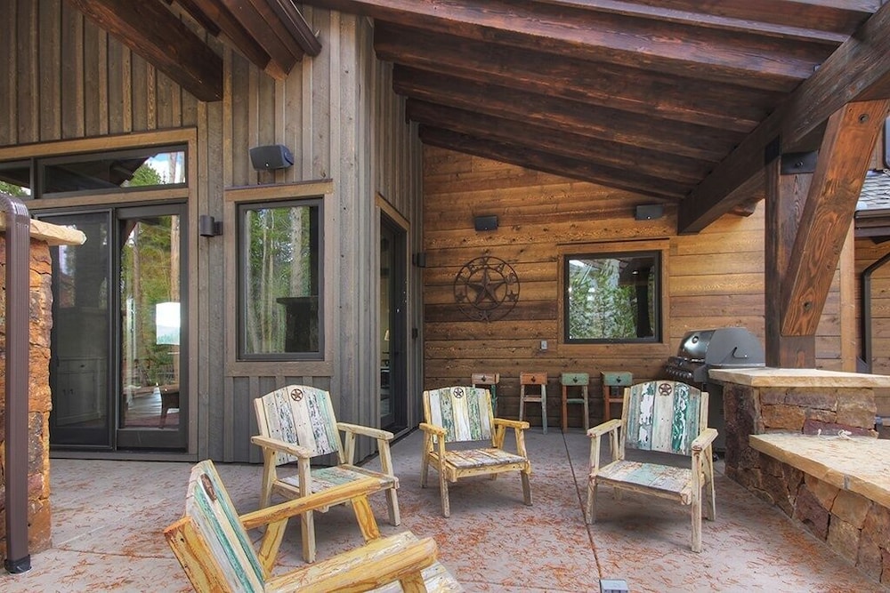Hawk's Hideaway 6 Bedroom Home