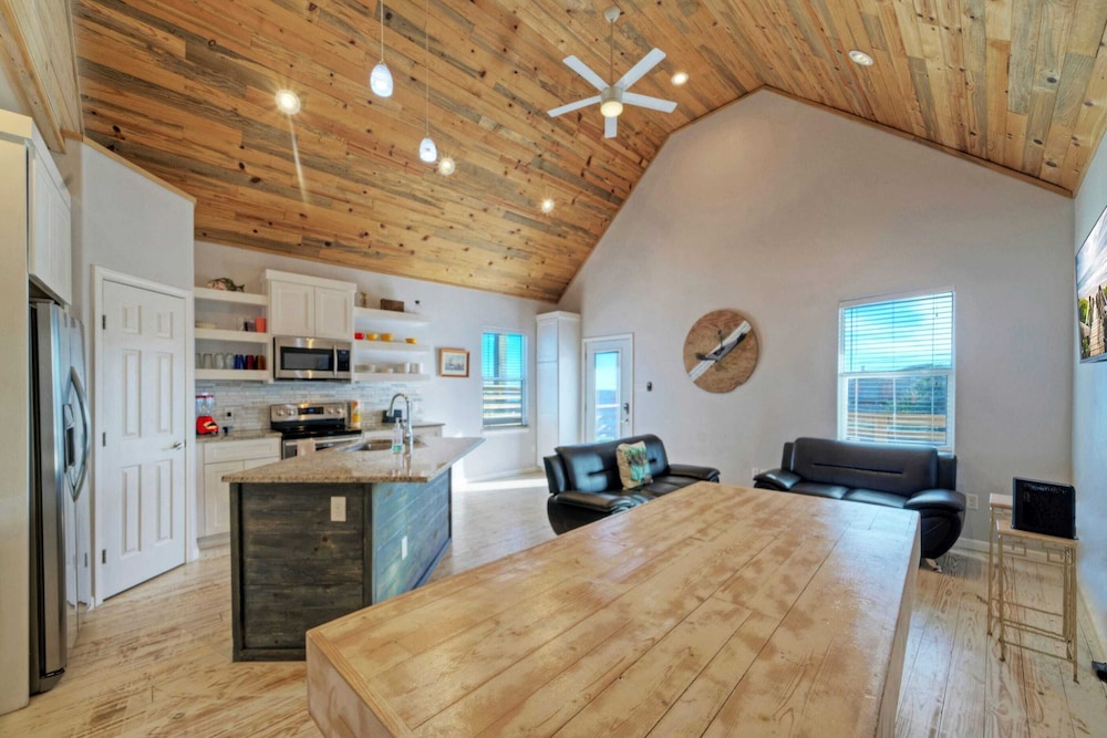 2 Homes on the Bay, Shared Waterfront Pool + Boat Dock Laguna Village Paradise