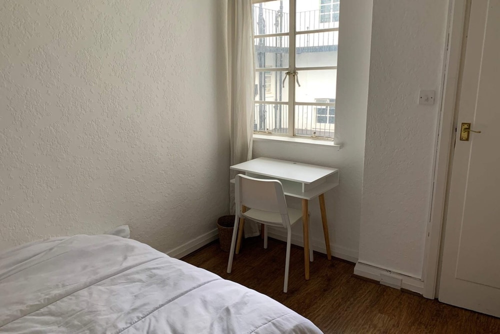 Contemporary 2 Bedroom Flat in Bayswater