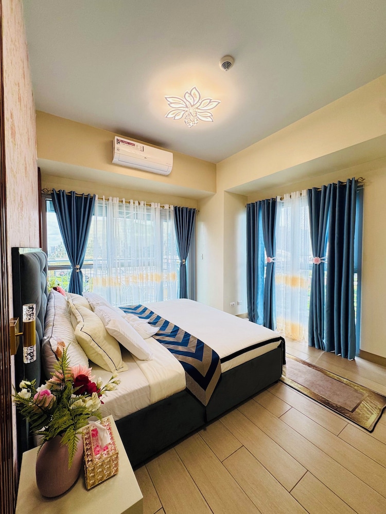 Luxury Staycation beside Okada