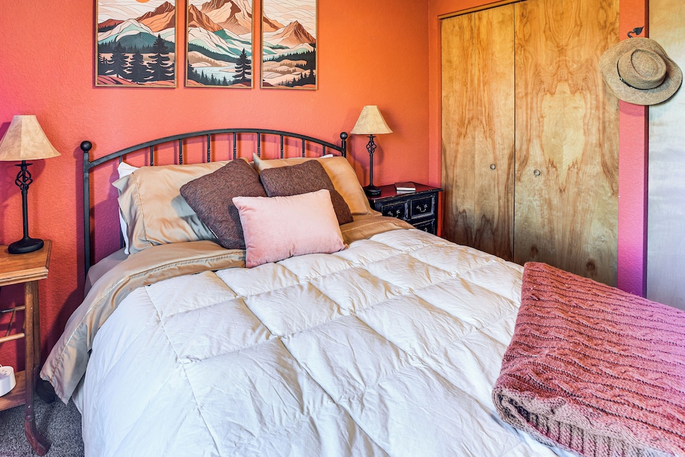 Hot Tub & Peak Views: Cripple Creek Cabin
