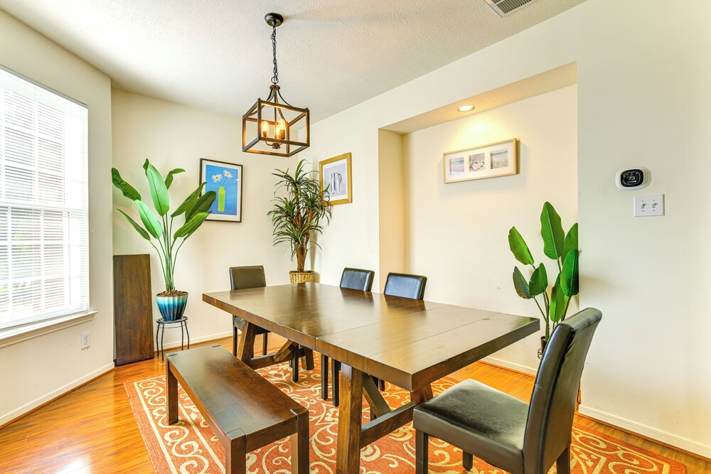 4 Mi to Old Town Spring: Family Retreat w/ Yard!