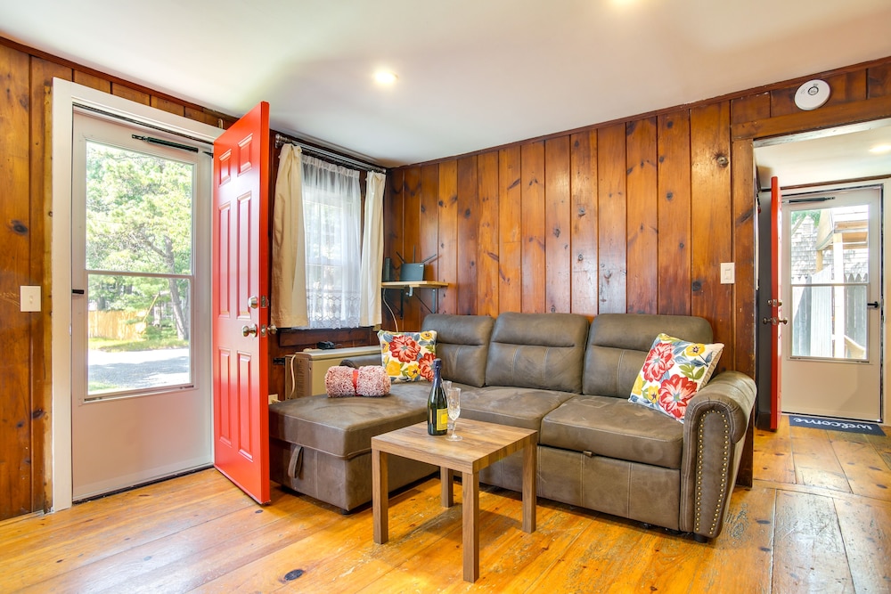 Hot Tub & Kayaks: Dog-friendly House in Yarmouth