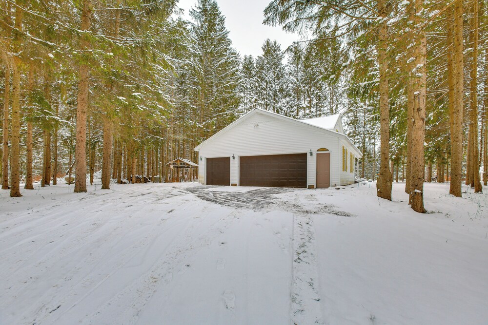 < 1 Mi to Snowmobile Trails: Cozy Cadillac Retreat