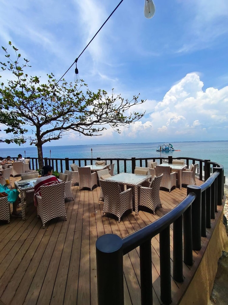 Mactan Newtown Family Suite Room